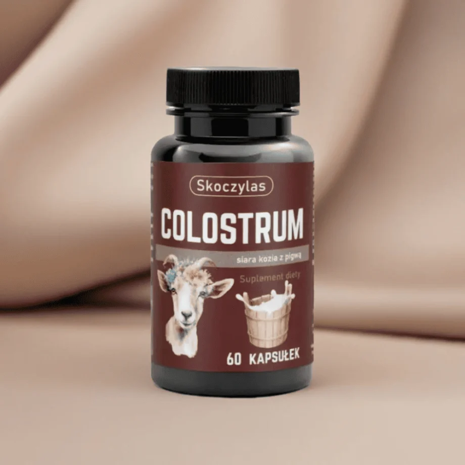 Colostrum siara kozia Skoczylas - naturalny suplement łączący wsparcie odporności i trawienia, opakowanie na tle brązowej tkaniny