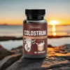 Opakowanie colostrum siara kozia Skoczylas - z ekstraktem z pigwy, na tle zachodzącego słońca
