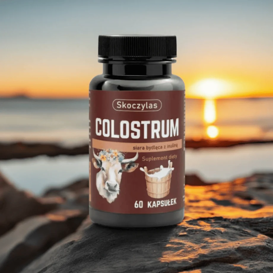 Opakowanie colostrum siara kozia Skoczylas - z ekstraktem z pigwy, na tle zachodzącego słońca