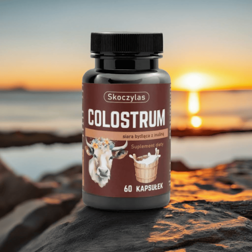 Opakowanie colostrum siara kozia Skoczylas - z ekstraktem z pigwy, na tle zachodzącego słońca