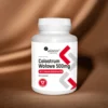 Opakowanie Colostrum Aliness - 100 kapsułek z siarą wołową IG 40%, na tle brązowej tkaniny