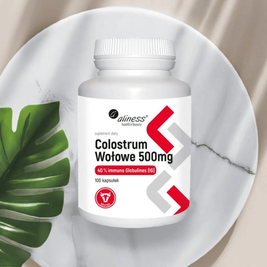 Colostrum Aliness wołowe - naturalne wsparcie odporności i regeneracji, opakowanie na tle marmurowej podstawki