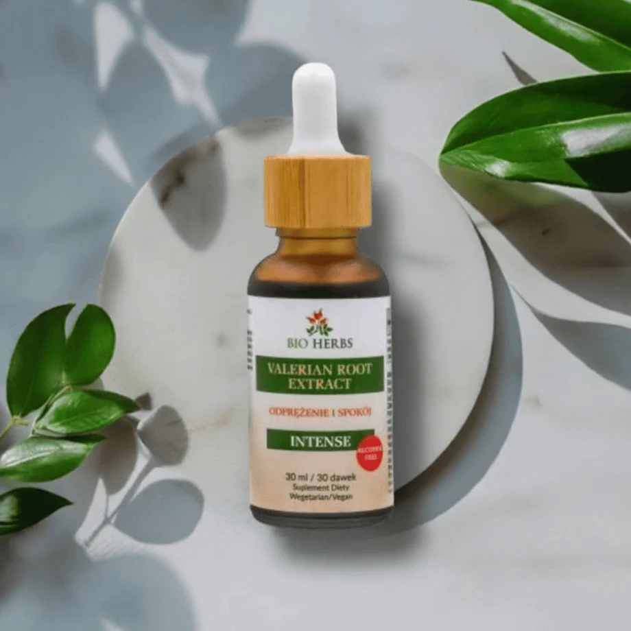Kozłek Lekarski krople Bio-Herbs - płynny ekstrakt ziołowy na marmurowym blacie z zielonym liściem symbolizującym naturalne pochodzenie