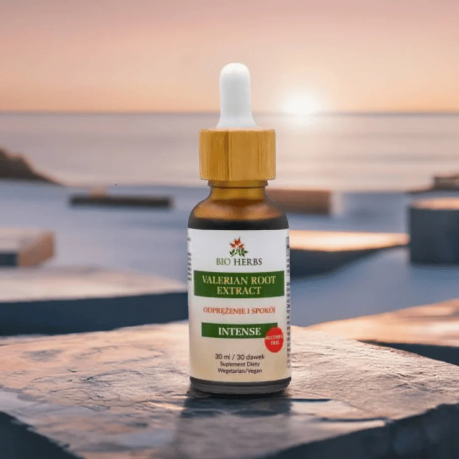 Kozłek Lekarski krople Bio-Herbs na tle zachodzącego słońca - naturalny preparat wspierający zdrowy sen i wyciszenie w formie płynnej