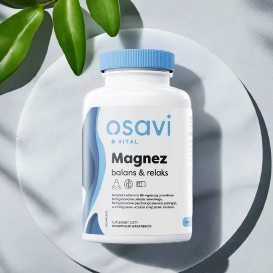 Opakowanie Magnez balans & relaks OSAVI - suplement na spokojny sen i wyciszenie na tle marmurowej ściany