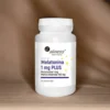 Melatonina suplementacja 1mg w tabletkach Aliness Vege - opakowanie na brązowej tkaninie do relaksu