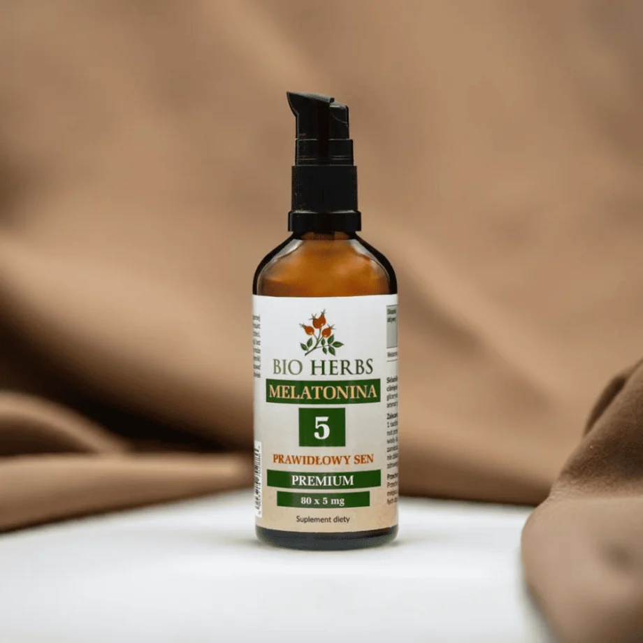 Melatonina suplementacja w kroplach - butelka Bio-Herbs na brązowej tkaninie do relaksu