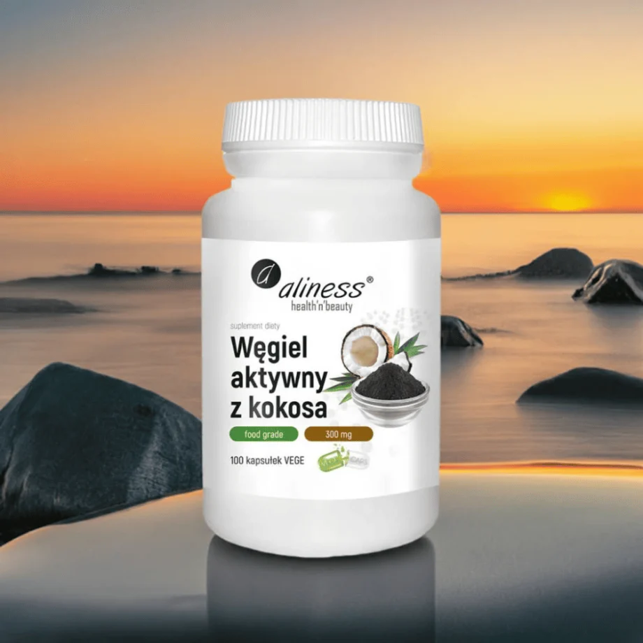 Kapsułki Vege z węglem aktywnym z kokosa Aliness 300 mg - wygodna forma suplementacji bez zabrudzeń dla codziennej detoksykacji w opakowaniu na tle zachodzącego słońca